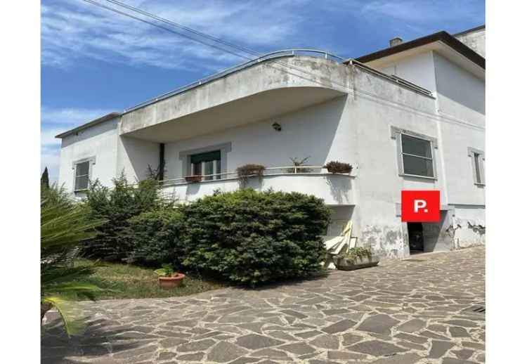 Villa in Via Martiri di Nassirya, Capua, 5 locali, giardino privato