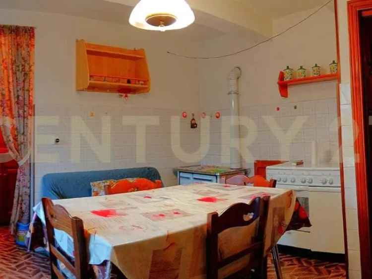 Appartamento in Vendita a Siena di 130 m² con 7 locali