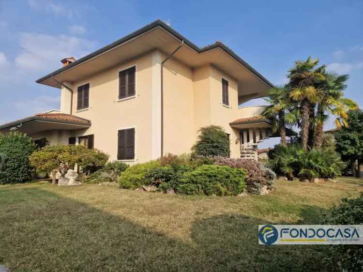 Villa singola in Via 25 aprile, Travagliato, 8 locali, 4 bagni, 320 m²