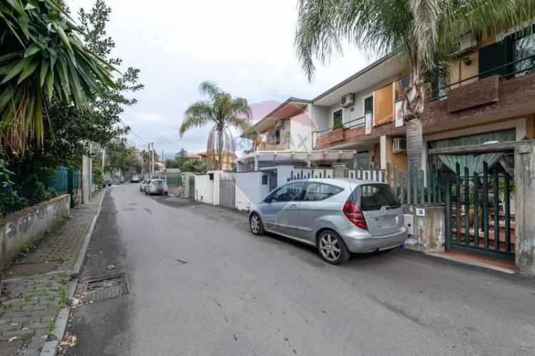 Villa a schiera in Via Alessandria, San Giovanni la Punta, 4 locali