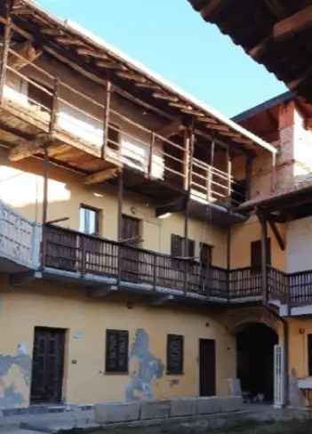 CASA SINGOLA SU TRE LIVELLI