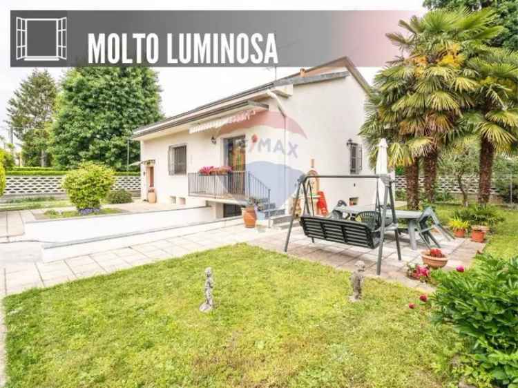 Villa in Via Brianza, Saronno, 3 locali, 2 bagni, giardino privato