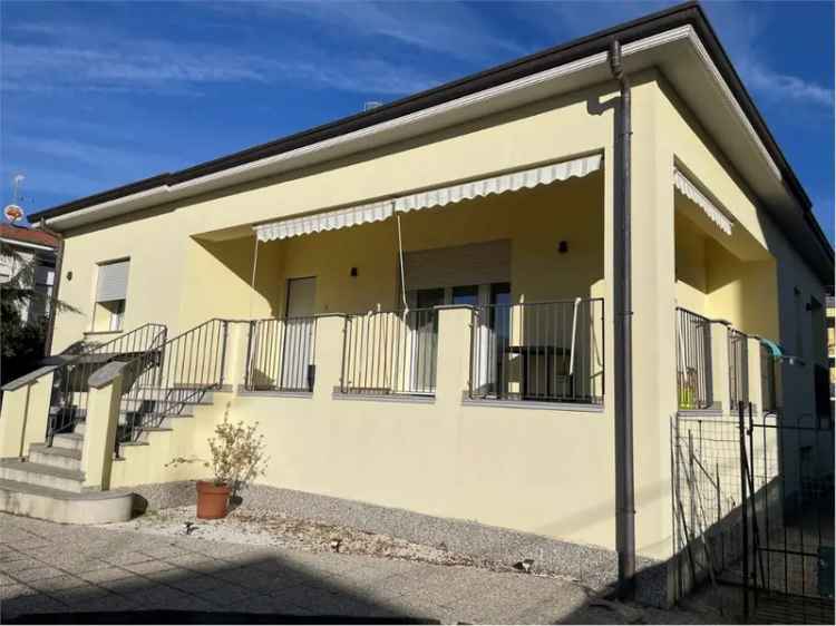 Villa in Via Gorizia, Gallarate, 9 locali, 2 bagni, giardino privato