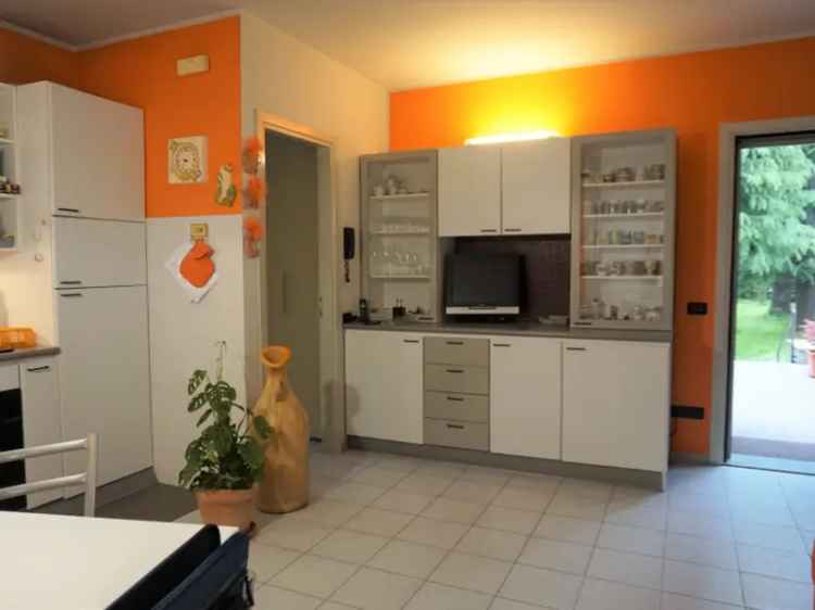 Appartamento in Via Giotto, Carate Brianza, 1 bagno, con box, 60 m²