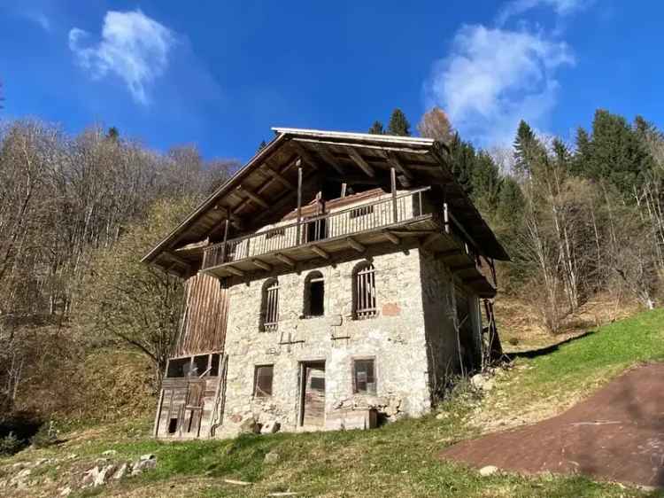 Intero edificio rustico, architettura tipica di zona, con terreno praticabile