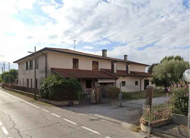 Appartamento in Via IV Novembre, Solesino, 7 locali, 163 m² in vendita