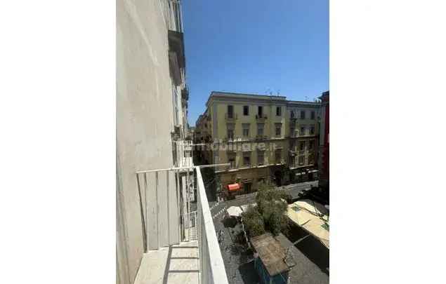 Affitto 4 camera appartamento di 115 m² in Naples