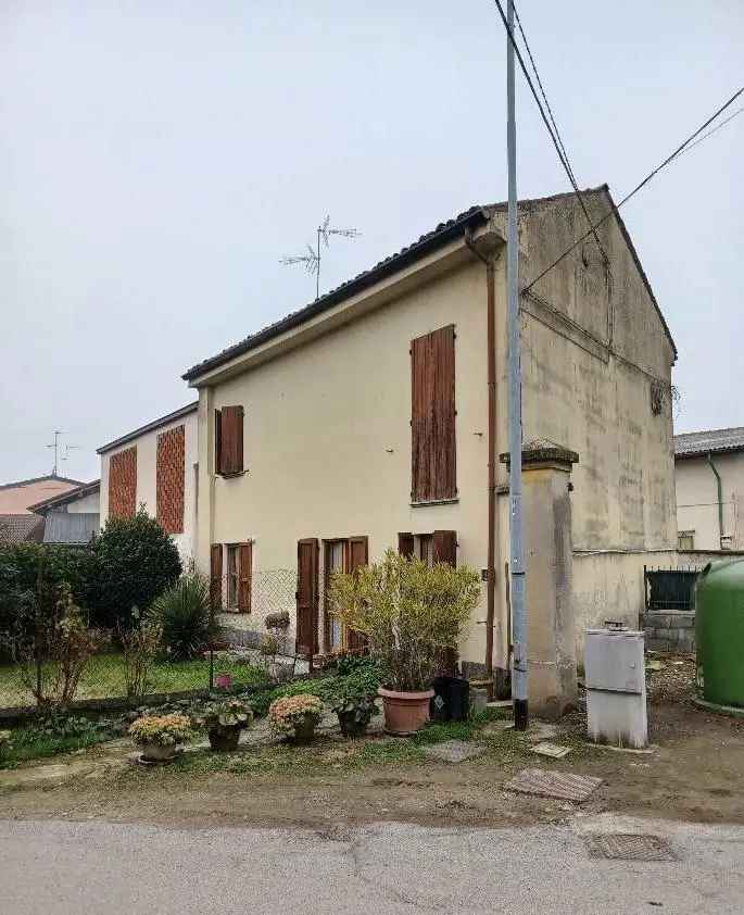 PORZIONE DI CASA CON 3 CAMERE, GIARDINO E DEPOSITO