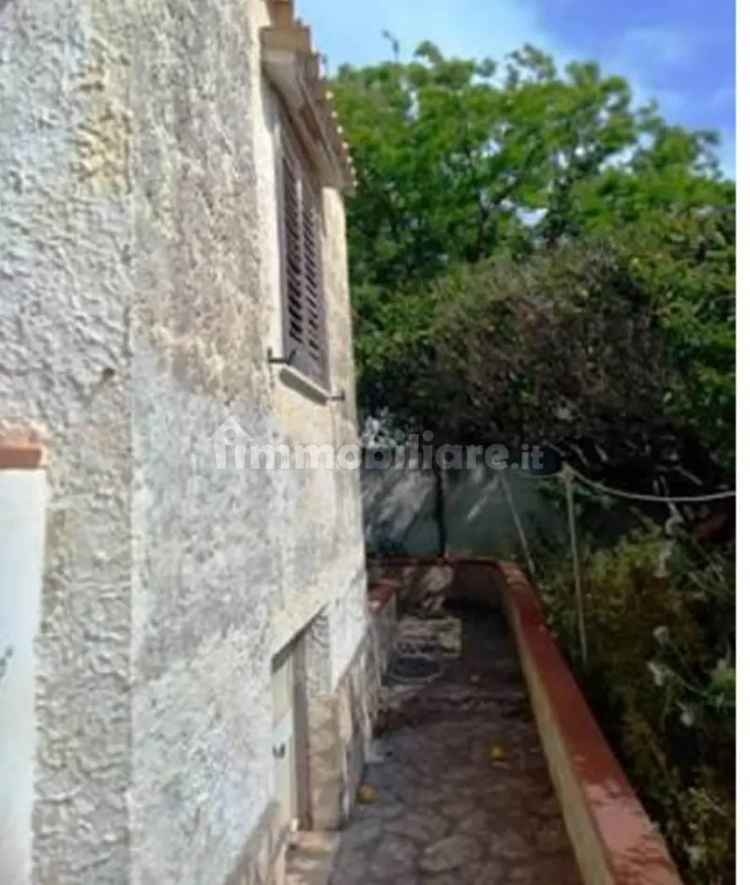 Villa all'asta via Camilla, Erice