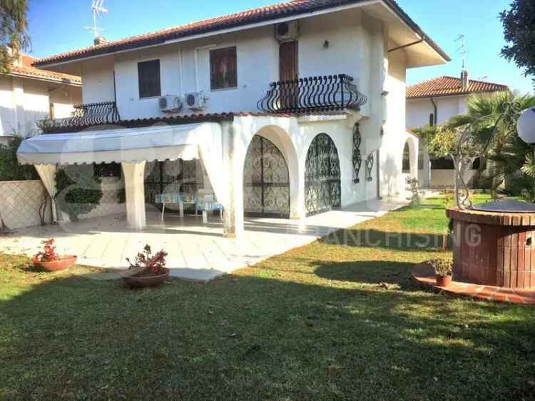 Villa in Terracina, Terracina, 5 locali, 2 bagni, giardino privato