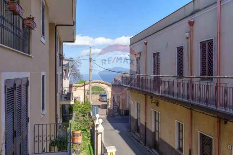 Appartamento in VIA CALANNA, Valverde, 5 locali, 1 bagno, con box