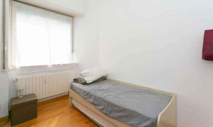 Single Bed in Rooms for rent in cosy 4-bedroom apartment in Guastalla