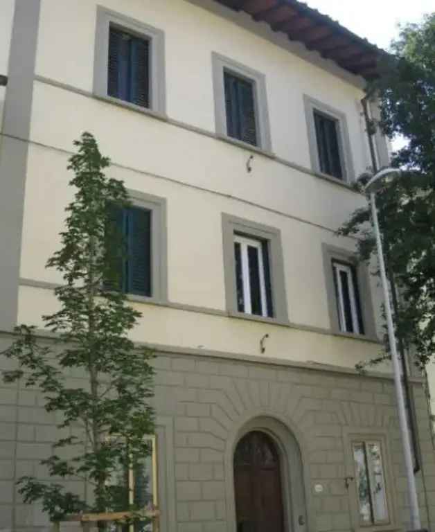 Appartamento in Viale Corsica, Firenze, 6 locali, 1 bagno, 106 m²