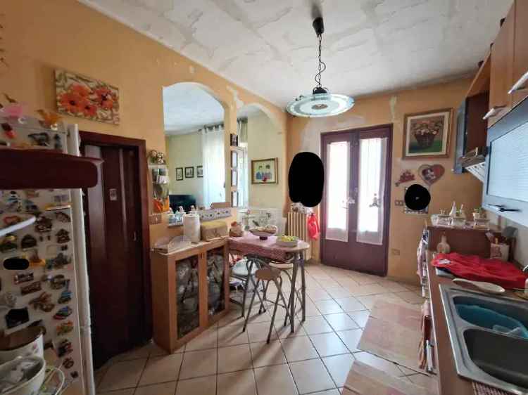 PORZIONE DI CASA CON 2 CAMERE E BALCONE