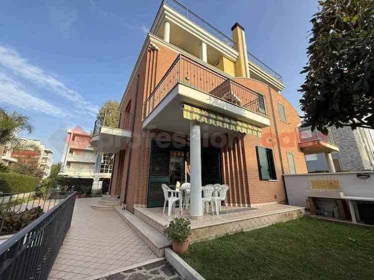 Villa bifamiliare in vendita  a Giulianova