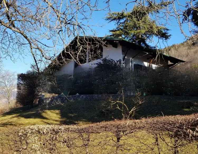 VILLA SU TRE LIVELLI CON BOX CANTINA E GIARDINO