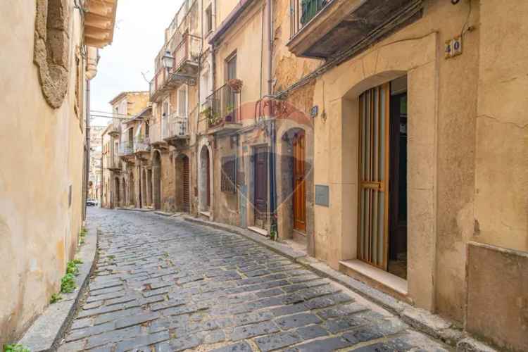 Terratetto unifamiliare via Cappuccini 40/44, Centro, Caltagirone