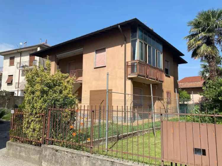 Villa in Via Padella 36, Ispra, 8 locali, 2 bagni, giardino privato