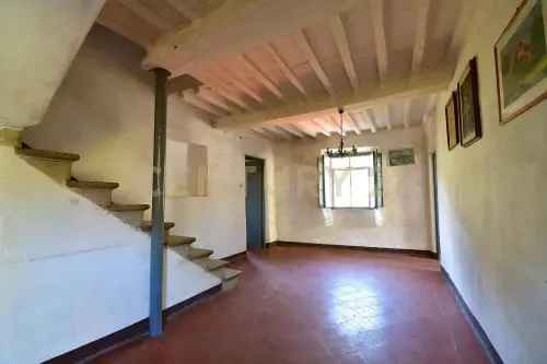 Rustico-casale-corte in Vendita a Lucca di 540 m² con 12 locali