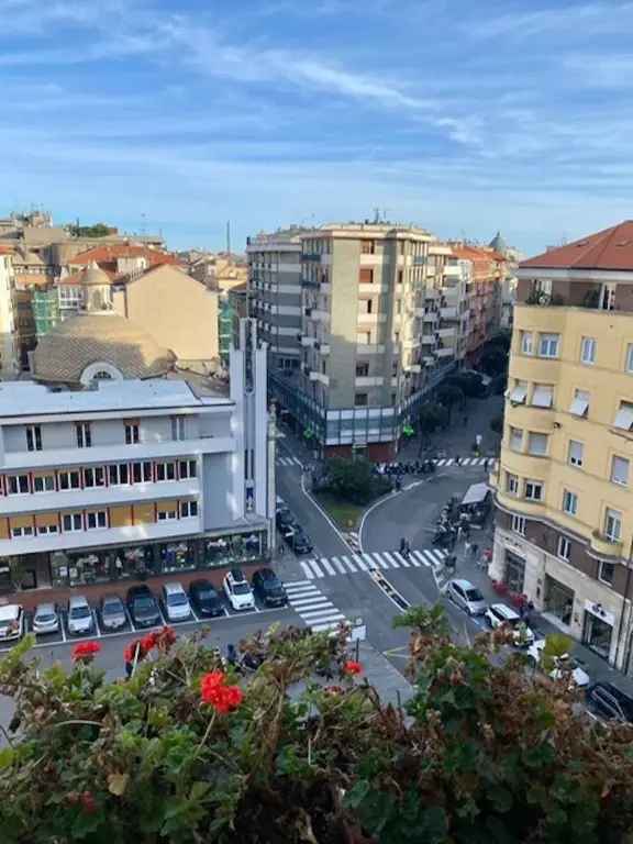 Appartamento in P.zza marconi, Savona, 7 locali, 2 bagni, 199 m²