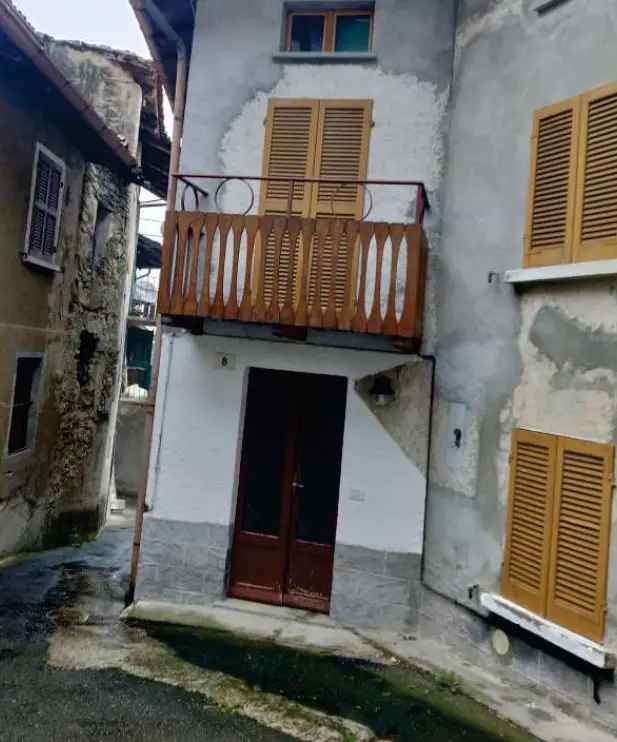 CASA SINGOLA SU TRE LIVELLI CON TERRENO