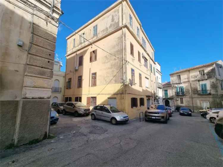 Appartamento in Via Santa Barbara, Catanzaro, 5 locali, 1 bagno, 97 m²