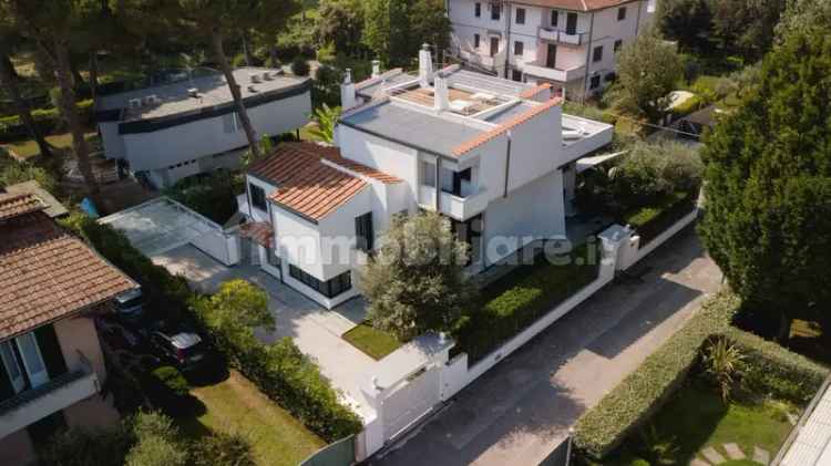 Villa unifamiliare via Monte Matanna 20, Lido di Camaiore, Camaiore