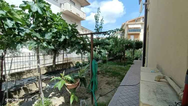 Appartamento in Via 24 Maggio, Morrovalle, 5 locali, 1 bagno, con box