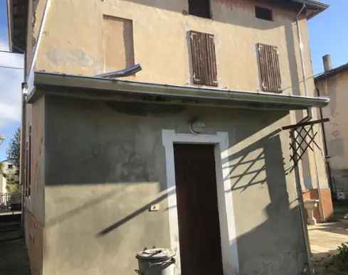 CASA SINGOLA SU TRE LIVELLI CON BOX E CANTINA