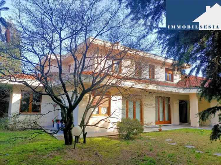 Villa singola in VIA gorizia 26, Gattinara, 20 locali, 6 bagni, 700 m²