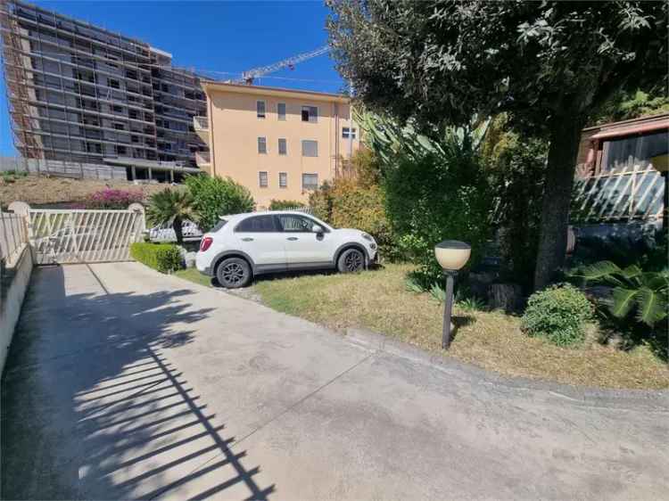 Villa a schiera in TRAVERSA VIII CROTONE, Catanzaro, 8 locali, 3 bagni