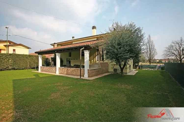 Villa singola in Via Bussolengo, Sommacampagna, 7 locali, 2 bagni