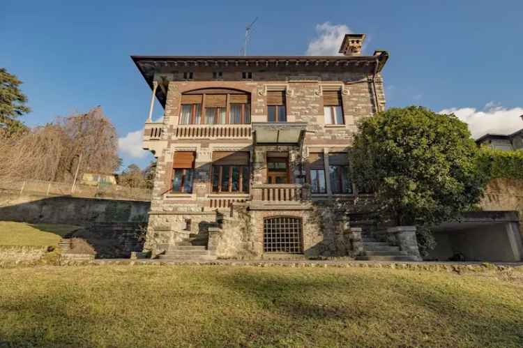 Villa singola in Via Quattro Novembre, Calolziocorte, 10 locali