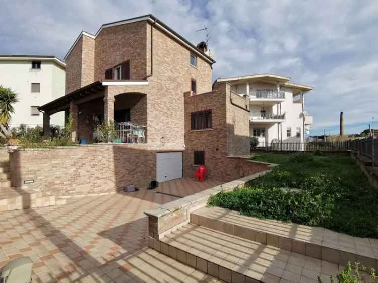 Villa singola in Contrada STAZIONE 49 A, San Salvo, 5 locali, 3 bagni