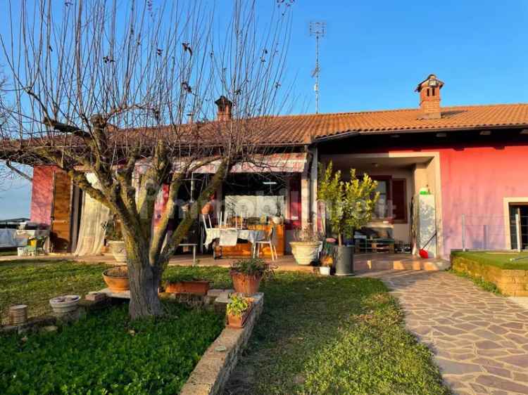 Villa indipendente a Cherasco con piscina e dependance