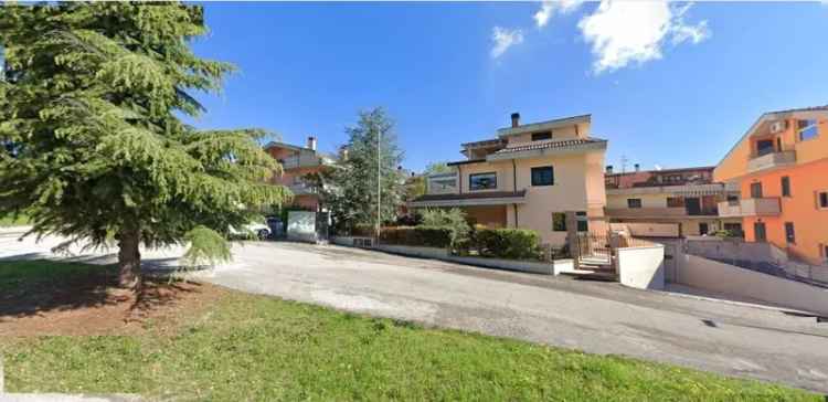 Villa in Via Giorgio Perlasca, Teramo, 15 locali, 4 bagni, 463 m²