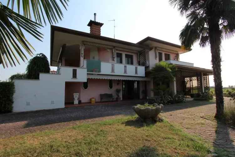 Villa in VIA CADUTI PER LA PATRIA 3, Portogruaro, 10 locali, 3 bagni