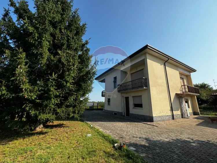 Villa in Via Carlo Goldoni, Lonate Pozzolo, 8 locali, 3 bagni, con box