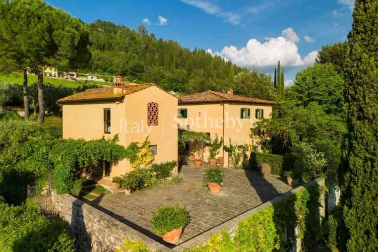 Splendida tenuta con villa, vigneto, piscina e tennis