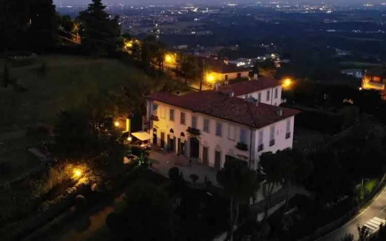 VILLA STORICA CON 11 CAMERE, 9 BAGNI, TERRENI E VISTA