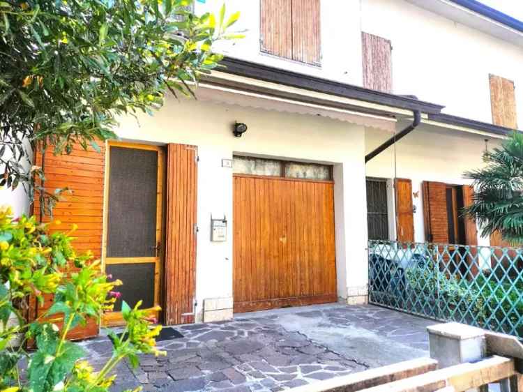 Villa a schiera in Via Finzi, Finale Emilia, 5 locali, 2 bagni, garage