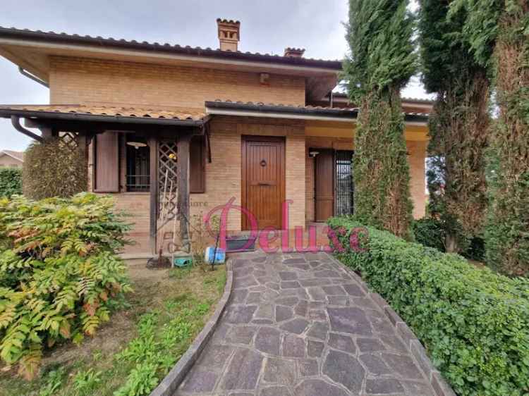 Villa singola in Via Boccaccio, Appignano, 7 locali, 3 bagni, con box