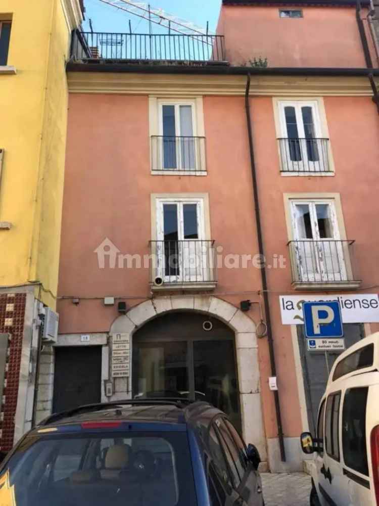 Casa in Vendita Guardia Sanframondi Piazza Castello 203mq