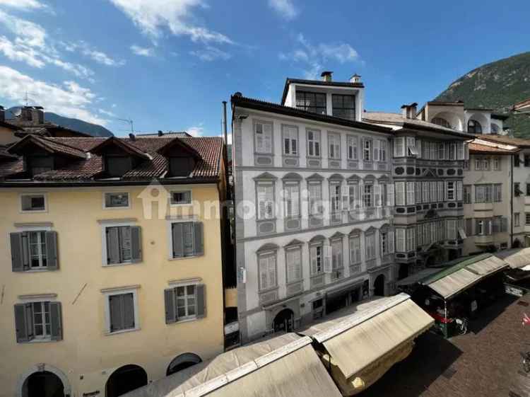 Trilocale piazza Erbe, Centro, Bolzano