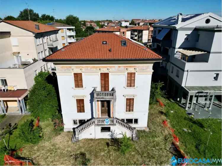 Villa in Via Roosevelt 17, Carpi, 10 locali, 8 bagni, giardino privato