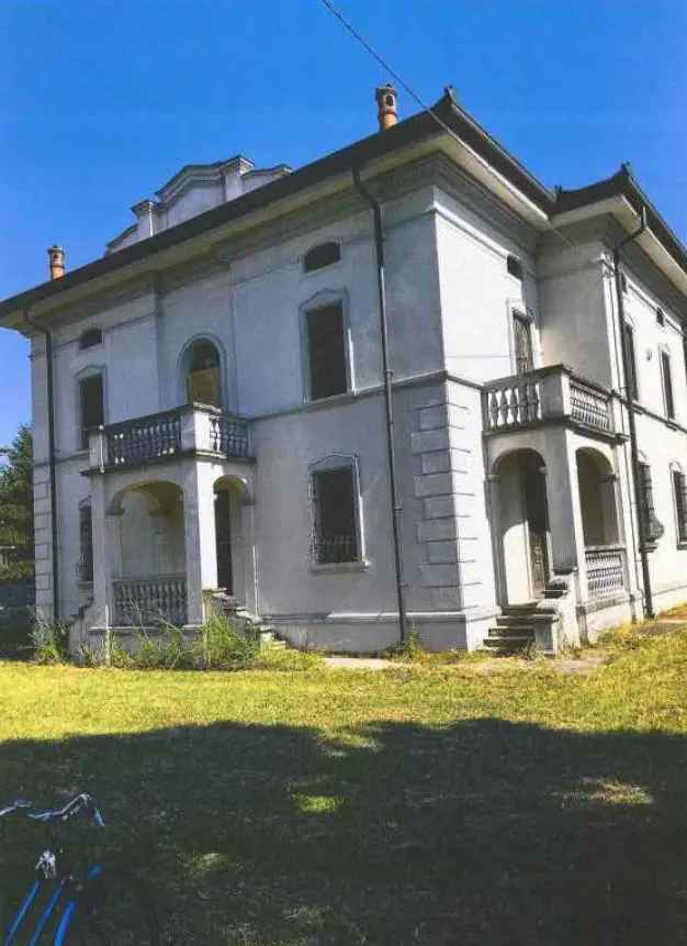 VILLA CON 5 CAMERE, 3 BAGNI E PORTICO