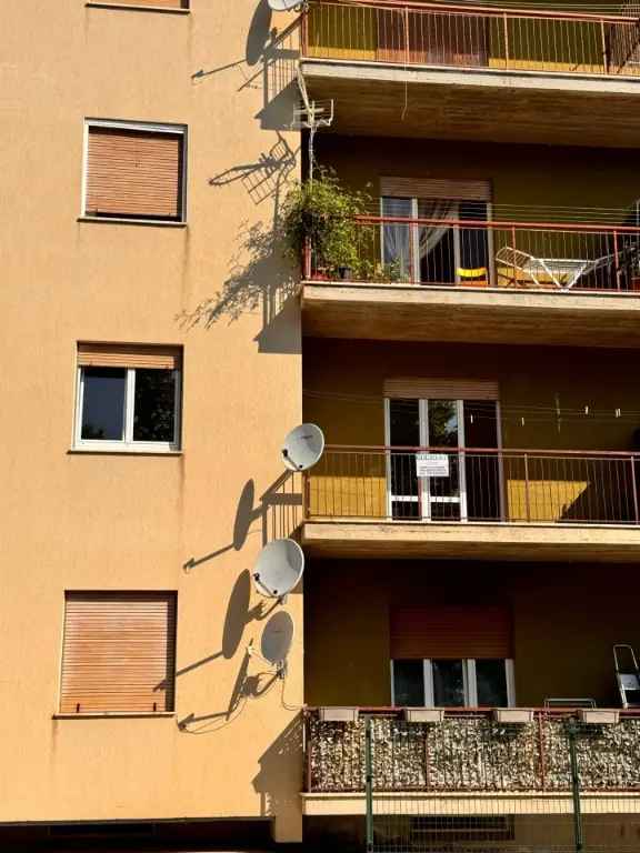 Appartamento in Enrico Fermi, Servigliano, 6 locali, 1 bagno, 90 m²