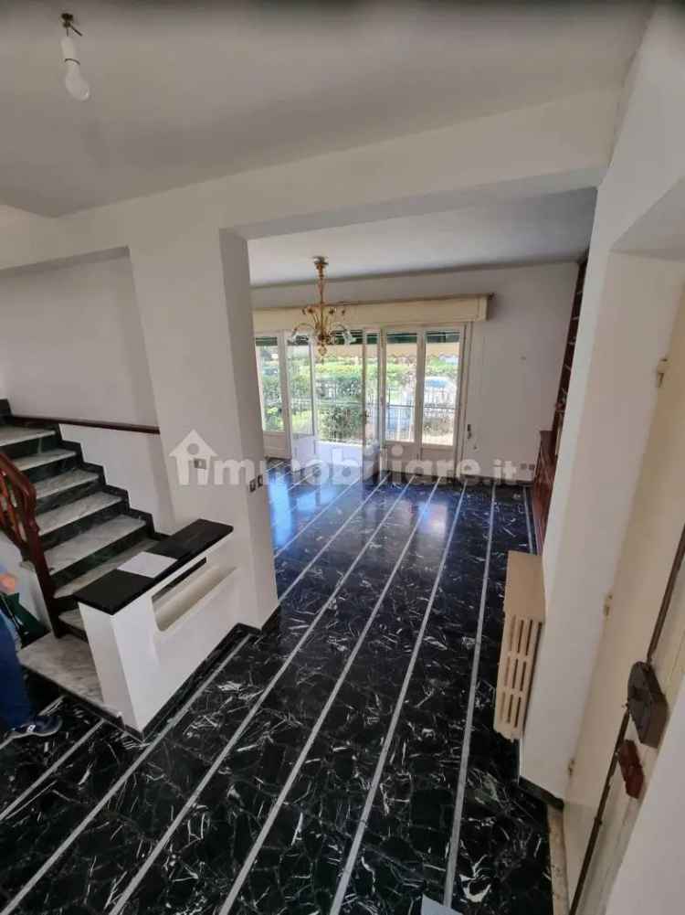 Villa bifamiliare, da ristrutturare, 130 m², Città Giardino, Viareggio