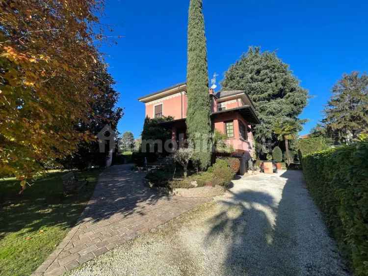 Villa plurifamiliare via Monte Grappa 25, Fenegrò