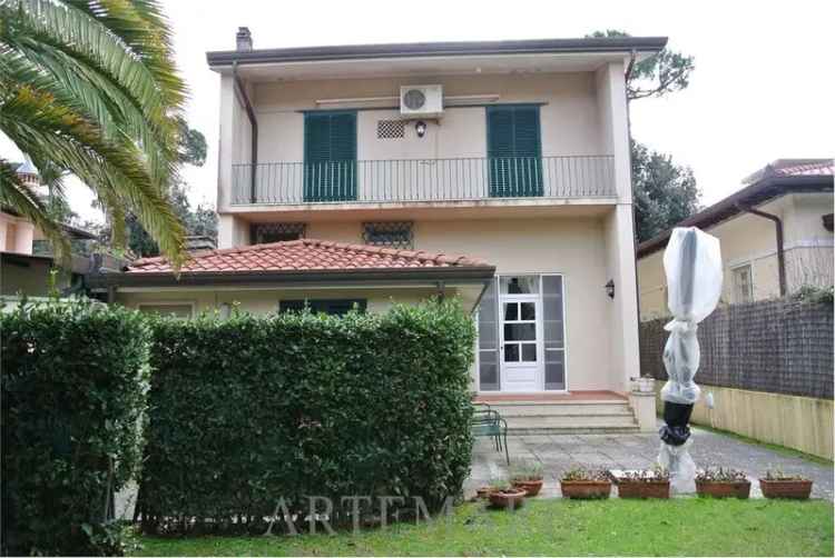 Villa unifamiliare via Nazario Sauro, 10, Centro, Forte dei Marmi